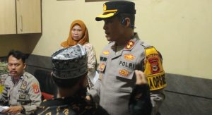 Kapolres Parepare, AKBP Arman Muis saat Menemui Korban di Ruang SPKT Polres Parepare