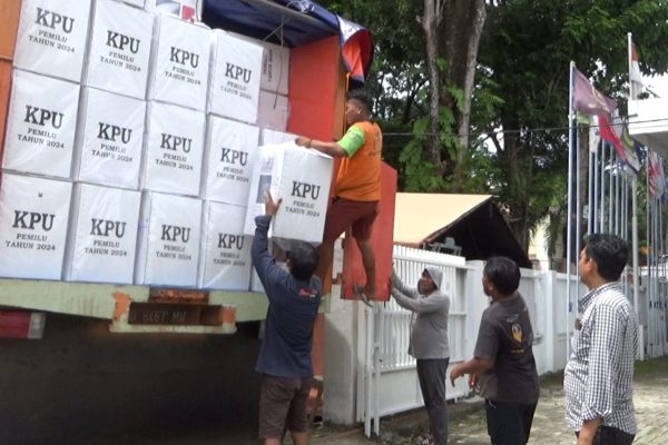 KPU Parepare Distribusikan Logistik Pemilu ke 4 Kecamatan
