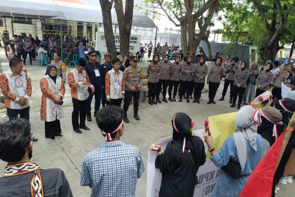 Amankan Aksi Unjuk Rasa Damai di KPU, Polres Sidrap Kerahkan Puluhan Personil Polwan