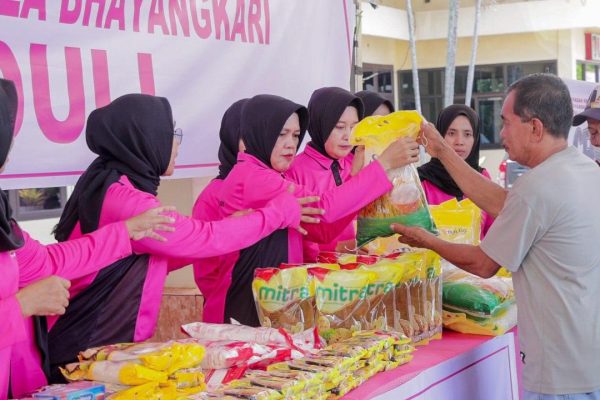 Pengurus Yayasan Kemala Bhayangkari Cabang Pinrang Hadirkan Gebyar Pasar Murah