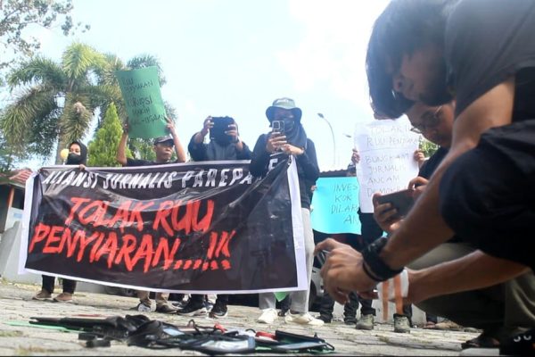 Aliansi Jurnalis Parepare Demo Tolak Revisi RUU Penyiaran aliansi jurnalis parepare