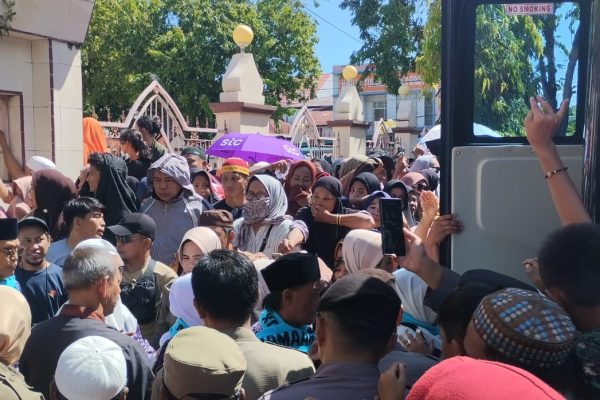 Momen Haru Keluarga Lepas Calon Haji di Parepare calon jemaah haji