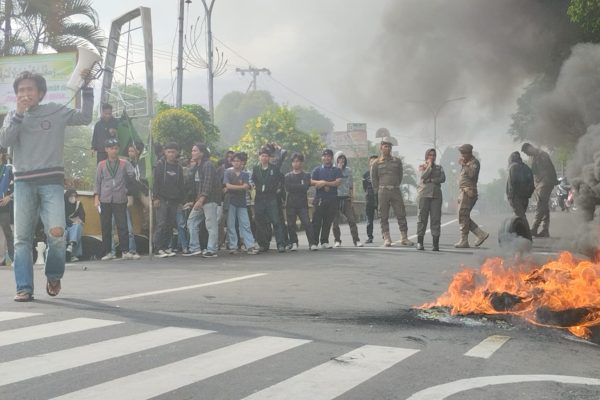Diwarnai Bakar Ban, HMI Unjuk Rasa di Depan Kantor Wali Kota Parepare hmi