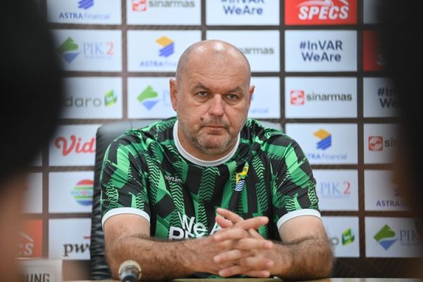 Pelatih Persib Masih Penasaran Kalahkan PSM Makassar persib bandung