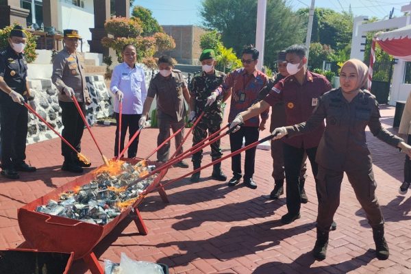 Kejari Parepare Musnahkan Barang Bukti 56 Perkara, Ada Sabu-Rokok Ilegal kejari parepare