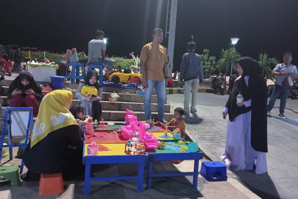 Momen Cawalkot Parepare Erna Rasyid Taufan Isi Waktu Senggang Bersama Cucu Tercinta