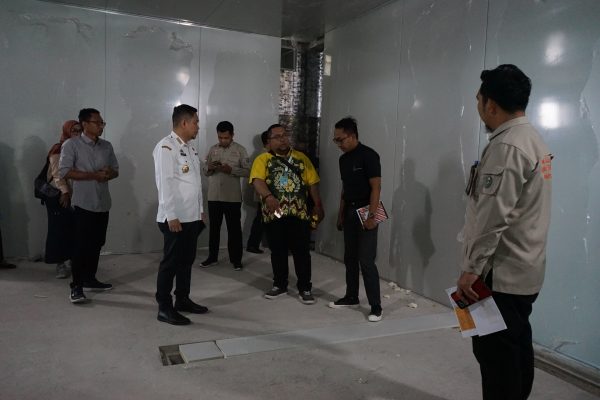 Tim Visitasi Kemenkes di dampingi Direktur di RS dr Hasri Ainun Habibie Mahyuddin cek salah satu ruangan di Rumah Sakit Hasri Ainun Habibie