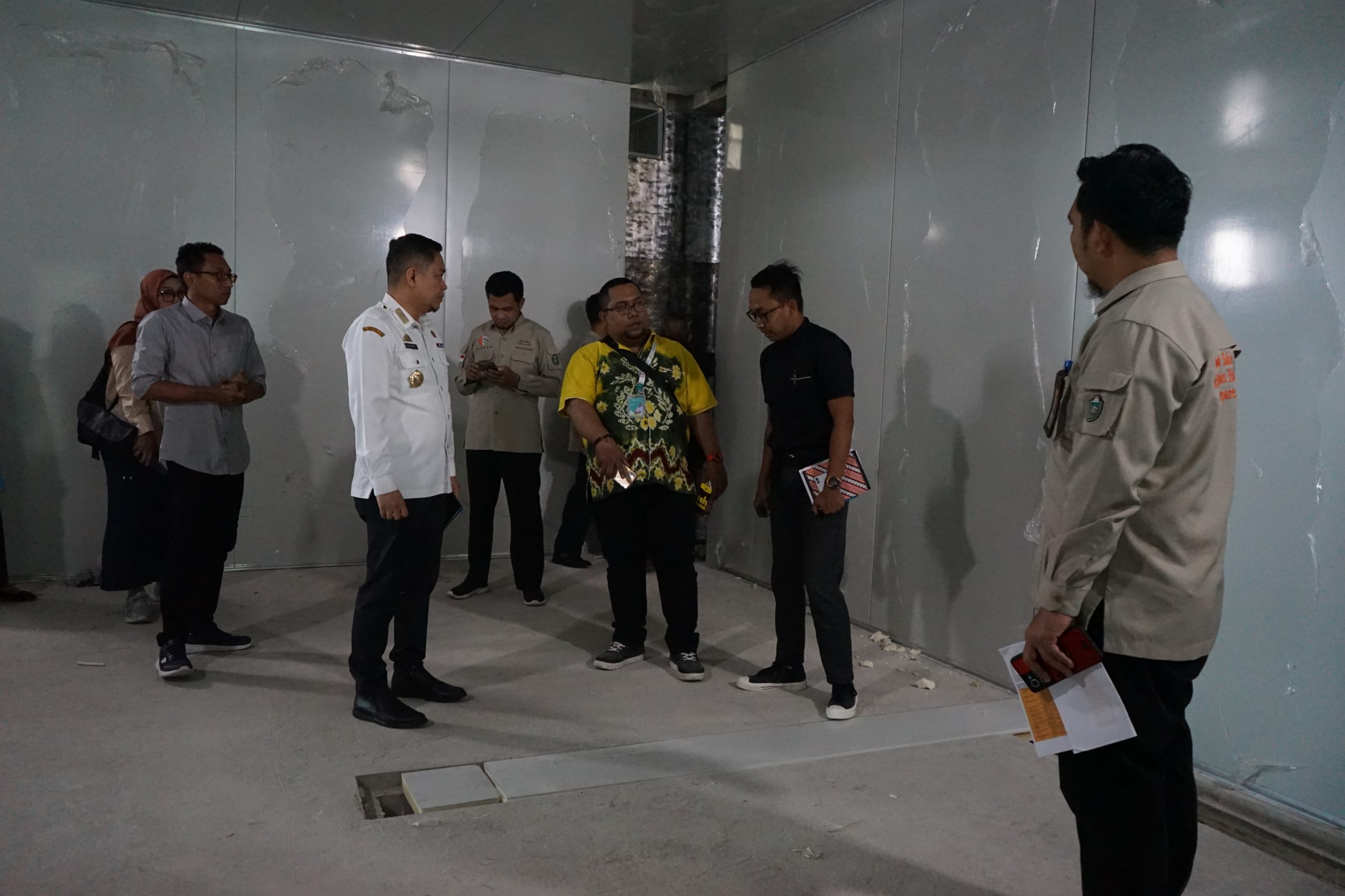 Tim Visitasi Kemenkes di dampingi Direktur di RS dr Hasri Ainun Habibie Mahyuddin cek salah satu ruangan di Rumah Sakit Hasri Ainun Habibie