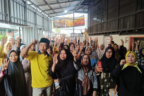 Diguyur Hujan Deras, Erat Bersalam Tetap Semangat Blusukan Sapa Warga erat bersalam