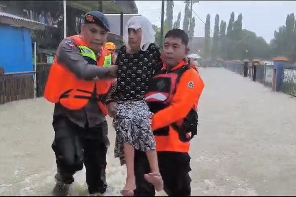 Aksi Heroik, Brimob Parepare Bersama Tim SAR Evakuasi Lansia dan Balita Terjebak Banjir di Barru