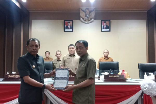 Pj Wali Kota Parepare Serahkan Ranperda Pertanggungjawaban APBD 2023