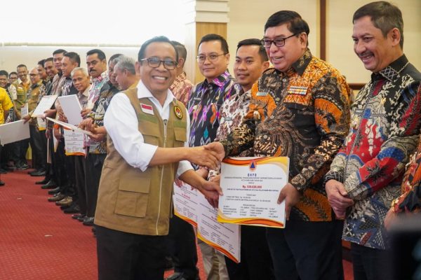 PJ Wali Kota Abdul Hayat Gani Terima Bantuan Penanganan Hidrometeorologi Pemkot Parepare