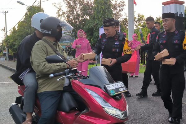 Hari ke-2 Ramadan, Brimob Batalyon B Polda Sulsel Turun ke Jalan Berbagi Takjil ke Pengendara