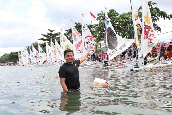 Lomba Sandeq Jadi Magnet Wisata dan UMKM Lokal, PantaiKu Dipadati Pengunjung