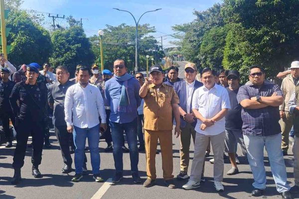 Digeruduk Massa dari Aliansi Mahasiswa, Ketua-Anggota DPRD Parepare Temui Demonstran